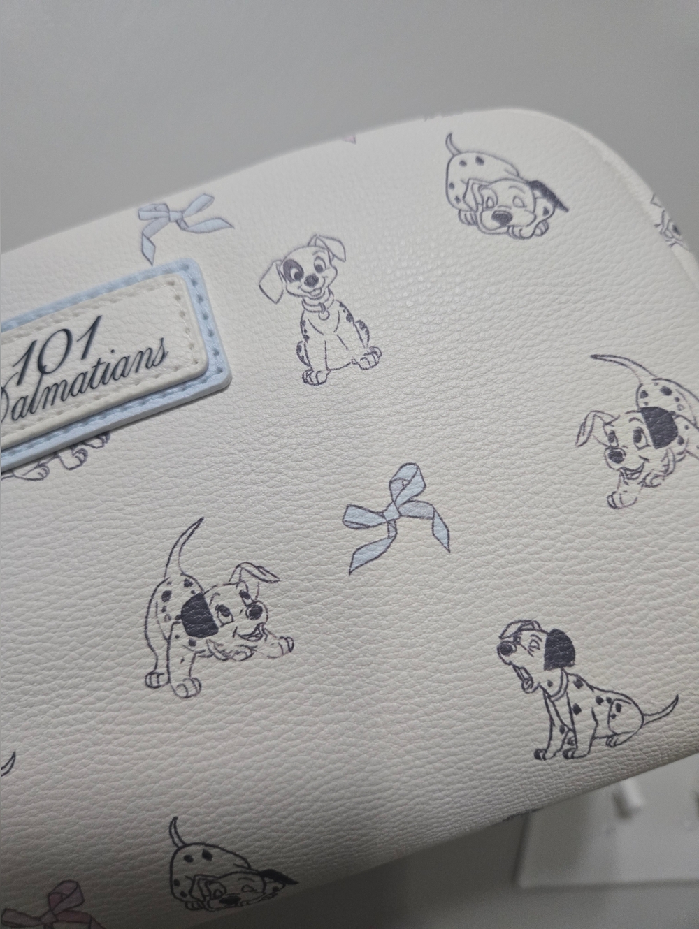 Disney 101 Dalmatians Cream Cosmetic Bag with Pink & Blue Bows - Picture 6 of 8